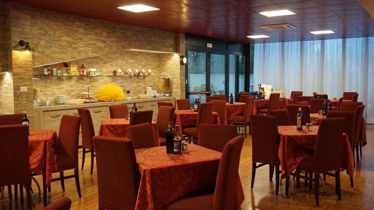 Hotel Blue Marine Lignano Sabbiadoro Exterior foto