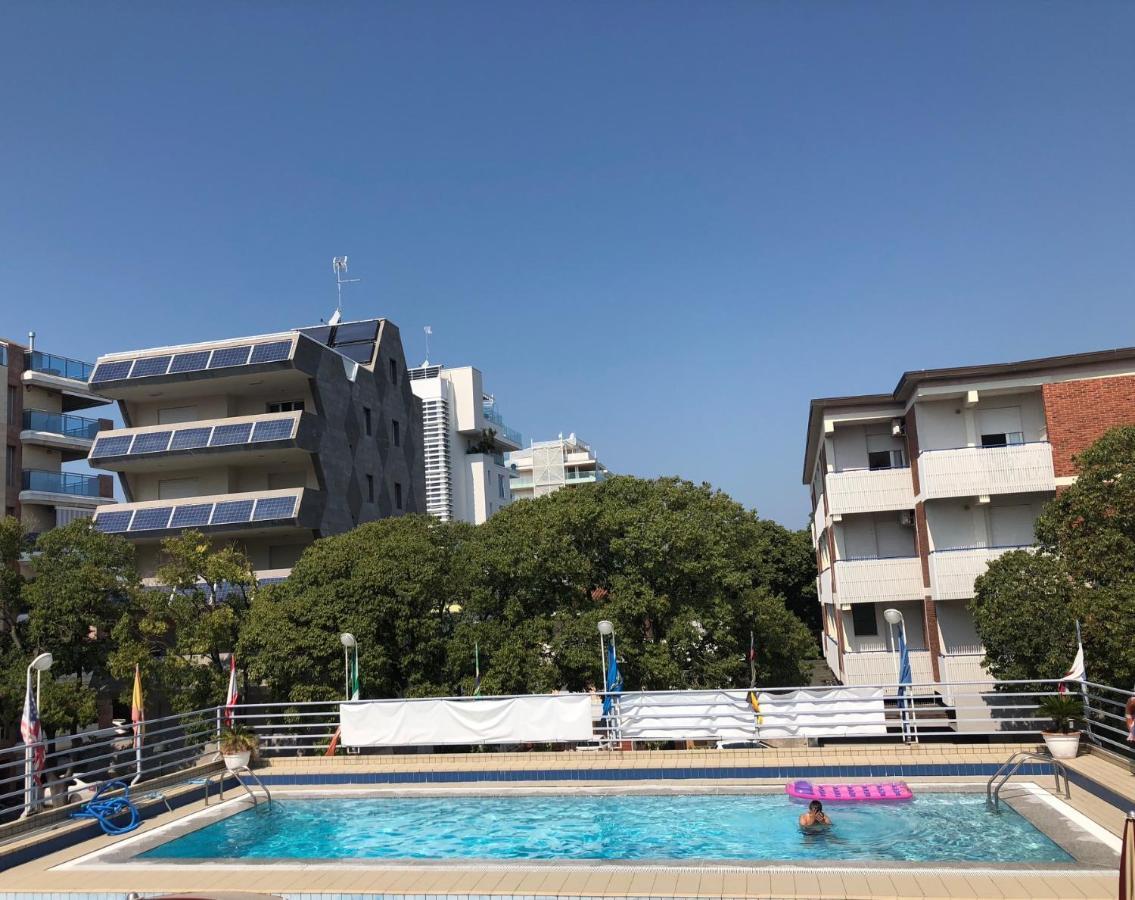 Hotel Blue Marine Lignano Sabbiadoro Exterior foto